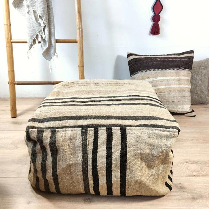 Vintage Kelim poef 60x60 beige ecru bruin vierkant, Huis en Inrichting, Banken | Voetenbanken en Poefen, Nieuw, 50 tot 75 cm, 50 tot 75 cm
