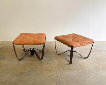 2x design hocker geïnspireerd op Falcon stoel beschikbaar voor biedingen