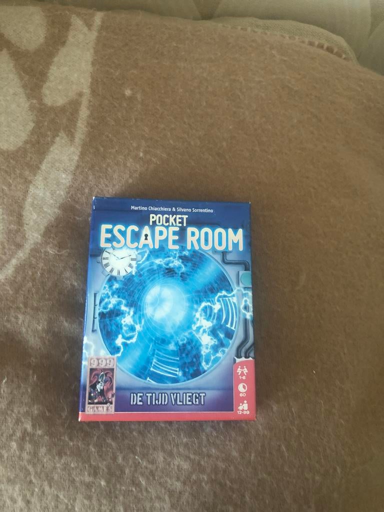 Pocket Escape Room: De Tijd Vliegt, Een of twee spelers, Ophalen of Verzenden, Zo goed als nieuw, Reisspel