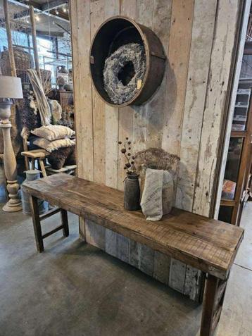 oude side-table ``WOONWINKEL RUSTIEK`` beschikbaar voor biedingen