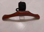 Houten kledinghanger / kleerhanger voor in de auto, Ophalen