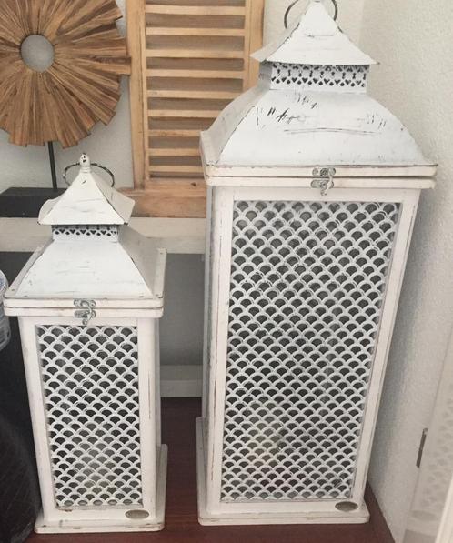 2 grote witte lantaarns 60 en 80 cm hoog. Riverdale, Huis en Inrichting, Woonaccessoires | Kandelaars en Kaarsen, Gebruikt, Kaars