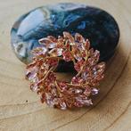 Broche, Speldje, Roze krans, Cadeau, Verzamelen, D, Overige materialen, Ophalen of Verzenden, Zo goed als nieuw