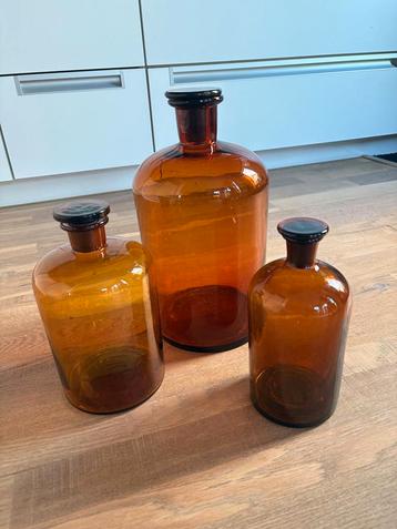 Drie apothekers flessen bruin glas. beschikbaar voor biedingen