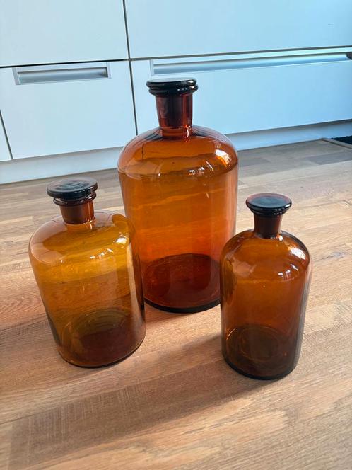 Drie apothekers flessen bruin glas., Huis en Inrichting, Woonaccessoires | Vazen, Gebruikt, Overige kleuren, Minder dan 50 cm