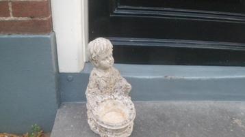 Zwaar tuinbeeld bloempot plantenbakje 29 cm. hoog. beschikbaar voor biedingen