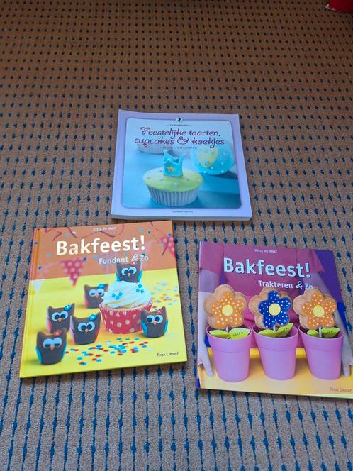 3 bakboekjes cupcakes - taarten e.d, Hobby en Vrije tijd, Taarten en Cupcakes maken, Zo goed als nieuw, Boek of Tijdschrift, Taarten