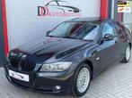 BMW 3-serie 318i High Executive NAVI/PDC/STOELVERW/XENON/CRU, Automaat, Euro 5, Zwart, Zwart