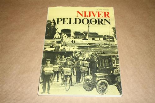 Nijver Apeldoorn. Wegener's Couranten Concern., Boeken, Geschiedenis | Stad en Regio, Gelezen, 20e eeuw of later, Ophalen of Verzenden