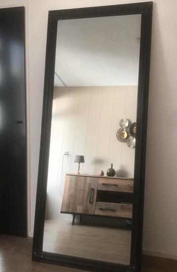 Grote spiegel met zwart houten omlijsting (ca. 200 x 85 cm) beschikbaar voor biedingen