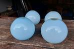Vier mooie blauwe bolvormige lampenkapjes €20, Huis en Inrichting, Gebruikt, Stijlvol, vintage, blauw, Ophalen of Verzenden, Glas