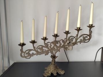 Antieke messing kandelaar beschikbaar voor biedingen