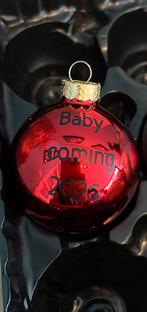 Kerstbal glans roodkleurig Baby coming 2026, Diversen, Kerst, Verzenden, Nieuw