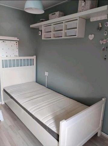 Hemmes ikea bed met matras en beddenbodem  beschikbaar voor biedingen