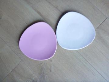 	2 gebakbordjes, flora, gouda, pastelkleur. beschikbaar voor biedingen
