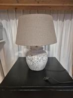 Landelijke tafellamp met taupe kap en stenen voet, 50 tot 75 cm, Stof, Ophalen of Verzenden, Landelijk