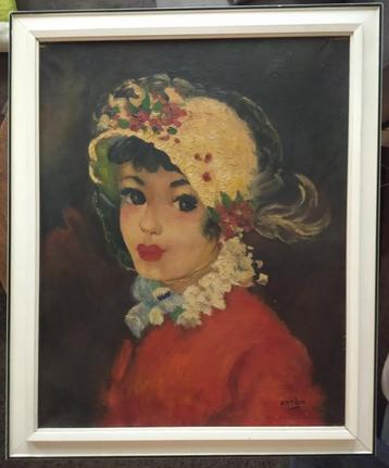 Portret van vrouw met gele hoed beschikbaar voor biedingen