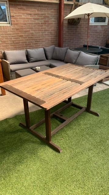 Tuintafel beschikbaar voor biedingen