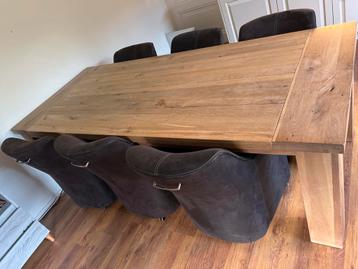 Houten Eettafel met Stoelen beschikbaar voor biedingen