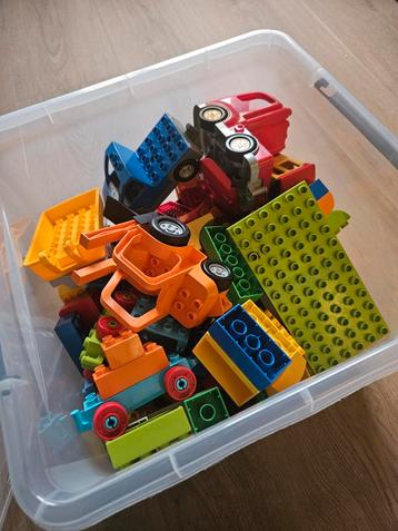 Grote bak LEGO Duplo blokken en voertuigen beschikbaar voor biedingen