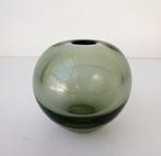 Glazen vaas met groene tint kogelvaas Holmegaard 3899-g, Antiek en Kunst, Ophalen of Verzenden