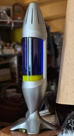 iO giga-lavalamp: Zilver Violet met Geel Lava te Koop / Ruil, Huis en Inrichting, Lampen | Tafellampen, Ophalen of Verzenden, Zo goed als nieuw