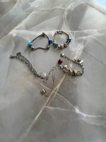 Armbanden Set Zilverkleurig beschikbaar voor biedingen