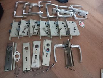 7x Hang en sluitwerk sloten slotplaten met sleutels  beschikbaar voor biedingen