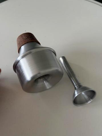 Queen Trompet Demper beschikbaar voor biedingen