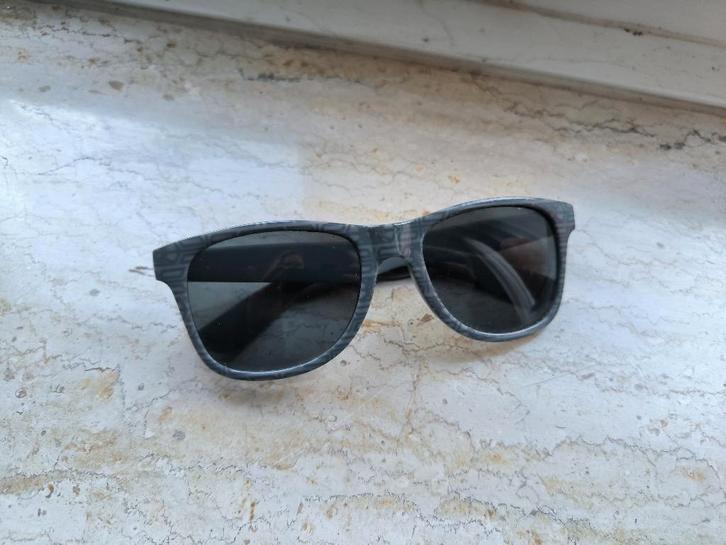 Defqon merchandise zonnebril grijs, Sieraden, Tassen en Uiterlijk, Zonnebrillen en Brillen | Heren, Zo goed als nieuw, Zonnebril