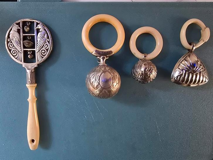 4 hele mooie zilveren( oude) rammelaars, Verzamelen, Overige Verzamelen, Gebruikt, Ophalen of Verzenden