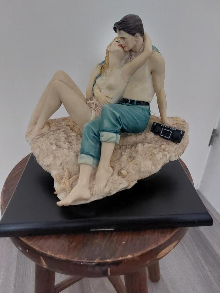Romantisch Beeld - Koppeltje op het Strand Vittorio Tessaro, Antiek en Kunst, Kunst | Beelden en Houtsnijwerken, Ophalen of Verzenden