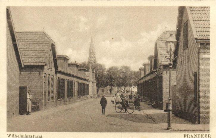 Wilhelminastraat Franeker - volk fiets - ongelopen, Verzamelen, Ansichtkaarten | Nederland, Ongelopen, Friesland, 1920 tot 1940