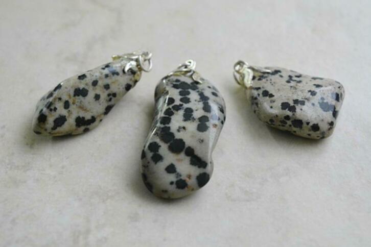 Jaspis Dalmatiër hangertjes (03), Verzamelen, Mineralen en Fossielen, Ophalen of Verzenden