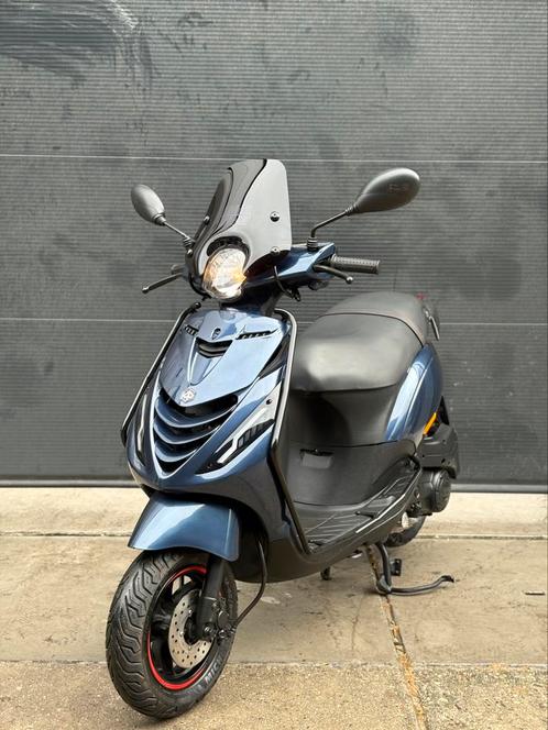 PIAGGIO ZIP 4T 3V BROM 2022 FULL OPTION MIDNIGHT BLUE, Fietsen en Brommers, Scooters | Piaggio, Zo goed als nieuw, Zip, Maximaal 45 km/u