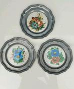 Drie mooie tinnen bordjes met bloemendecor, Ophalen of Verzenden