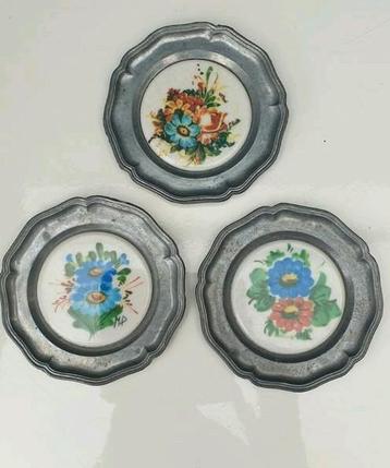 Drie mooie tinnen bordjes met bloemendecor beschikbaar voor biedingen