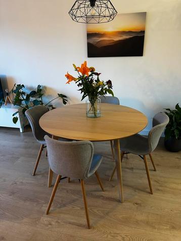 Ronde eettafel 120cm + 4 lichtgrijze stoelen beschikbaar voor biedingen