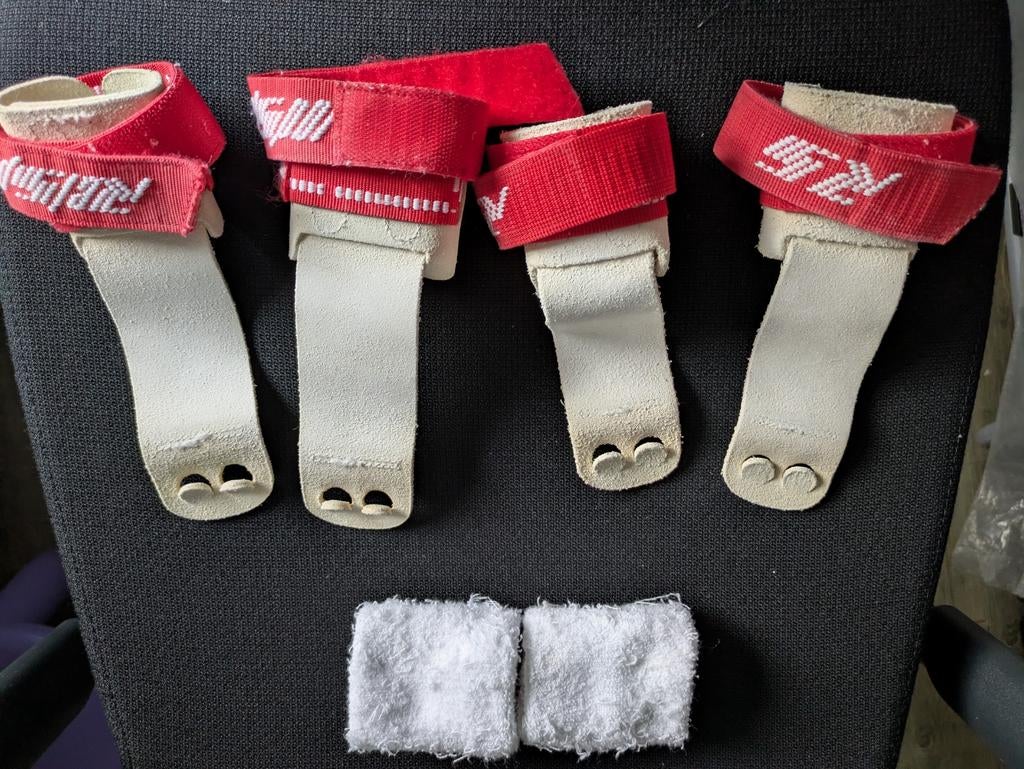 Turnleertjes maat 0 & 1 + zweetbandjes, Sport en Fitness, Turnen, Ophalen of Verzenden, Gebruikt, Wit, Materiaal