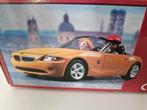 Herpa Playcar BMW Z4 geel met 2 figuren, Hobby en Vrije tijd, Modelauto's | 1:18, Ophalen of Verzenden, Zo goed als nieuw, Overige merken