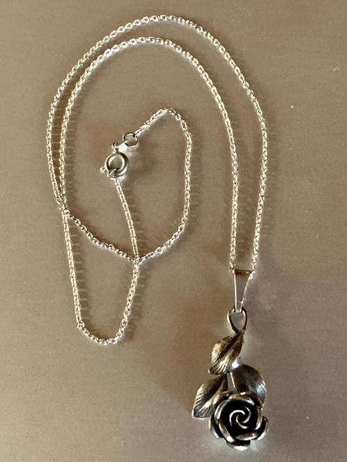 Antieke zilveren kettinghanger Roos aan zilveren kettinkje, Sieraden, Tassen en Uiterlijk, Antieke sieraden, Hanger, Zilver, Verzenden