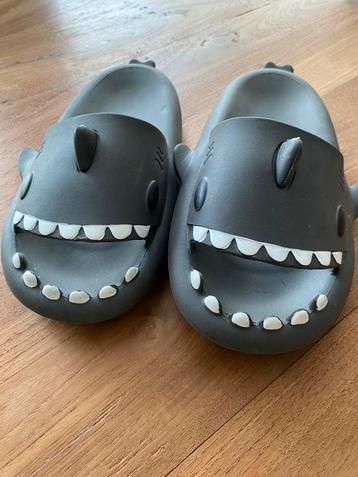 Superleuke haaien slippers maat 41-42 beschikbaar voor biedingen