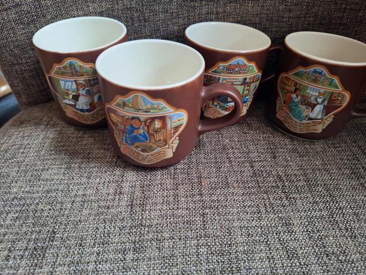 Set van 4 Vintage Mokken, Huis en Inrichting, Keuken | Keukenbenodigdheden, Zo goed als nieuw, Ophalen