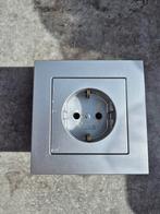 Partij Jung aluminium stopcontacten met enkele afdekramen +/, Ophalen of Verzenden, Zo goed als nieuw, Nvt, Nvt