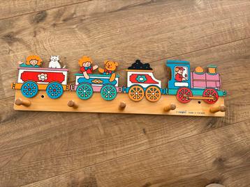 Houten Kinderkapstok Trein beschikbaar voor biedingen