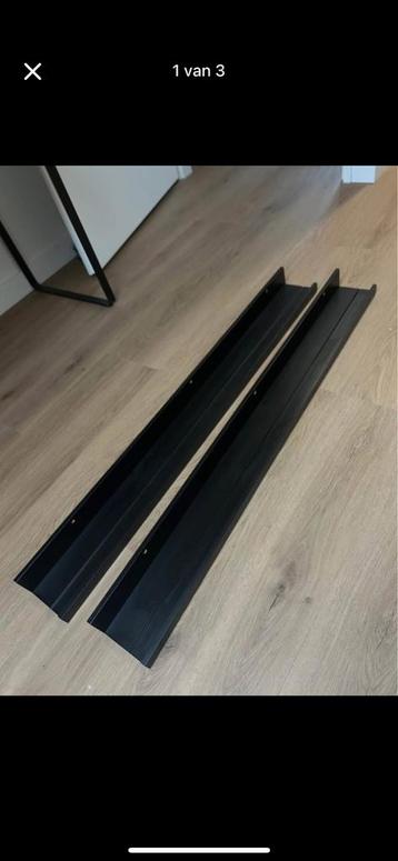 Te koop schilderijplanken 2x en 2x bijzetstafeltjes/mandjes beschikbaar voor biedingen