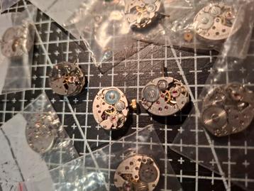 Lot loopwerkjes voor dameshorloges. beschikbaar voor biedingen