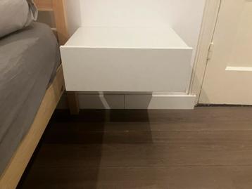 2 Witte Nachtkastjes beschikbaar voor biedingen
