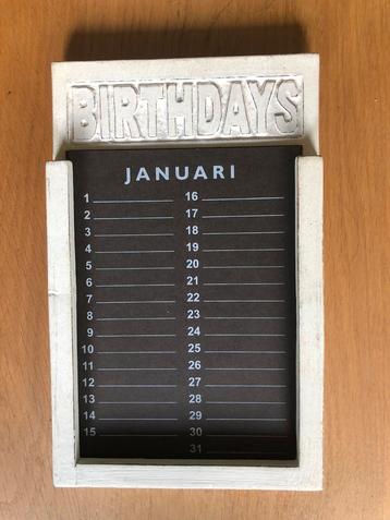 Houten verjaardagskalender beschikbaar voor biedingen