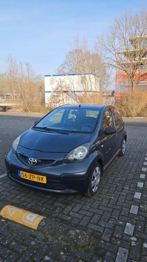 Toyota Aygo 1.0 12V Vvt-i 5DRS 2008 Grijs, Auto's, Toyota, Particulier, Aygo, Airbags, Centrale vergrendeling, Metallic lak, Radio